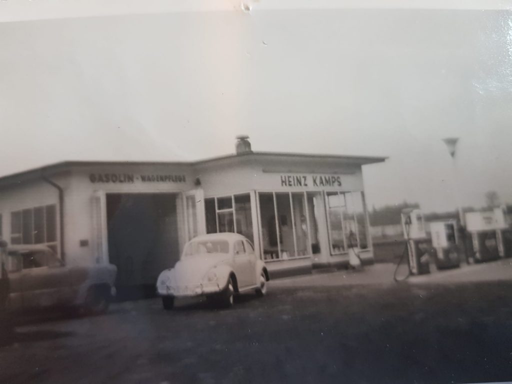 VW Käfer vor altem Kamps Gebäude
