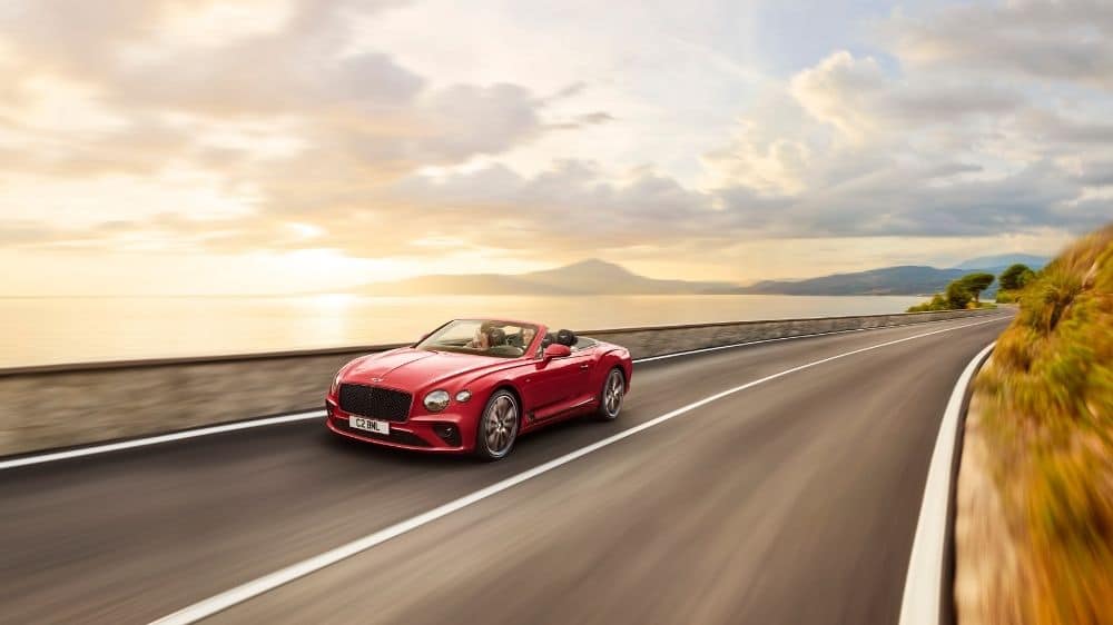 Bentley Contintental GT in rot fährt auf der Straße