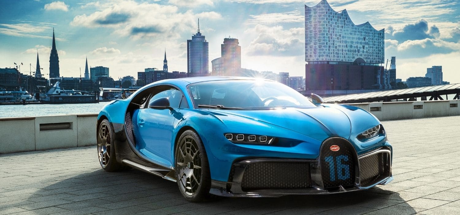 Bugatti Chiron blau vor City
