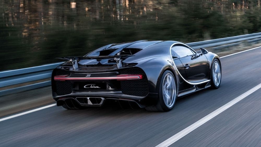 Bugatti Chiron schwarz von hinten