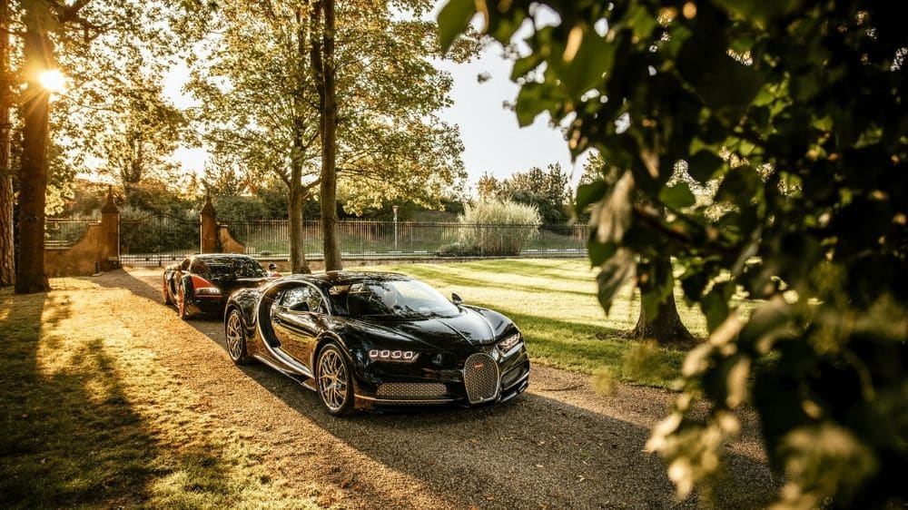 Bugatti Veyron in Einfahrt zwischen Bäumen