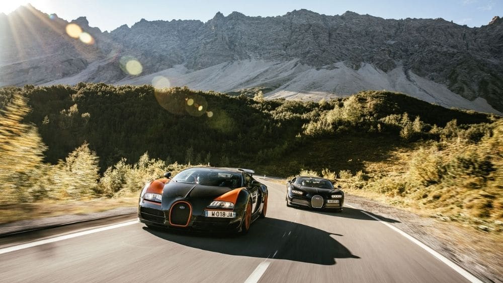 Bugatti Veyron auf der Straße vor den Bergen