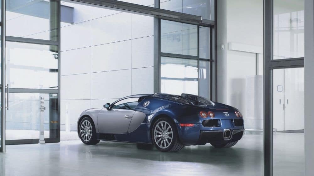 Bugatti Veyron vor Glaswand