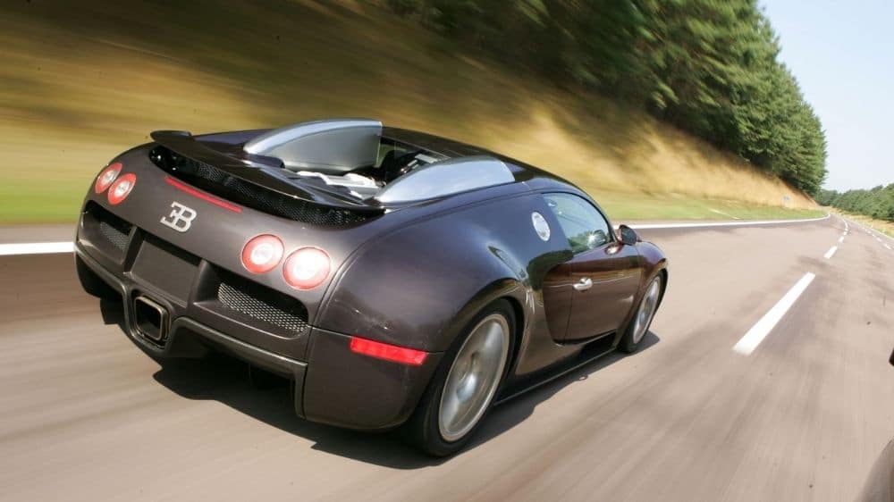 Bugatti Veyron dynamisch von hinten