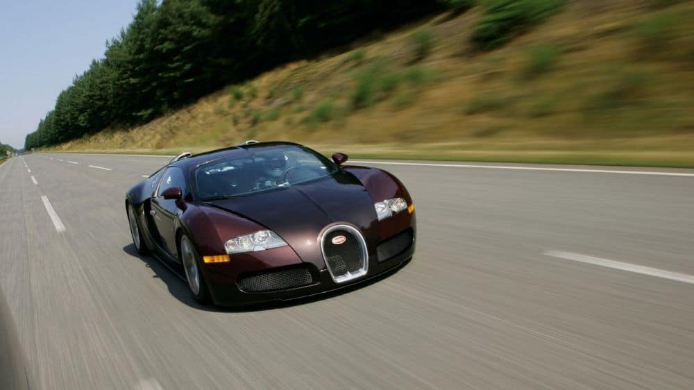 Bugatti Veyron dynamisch auf der Straße
