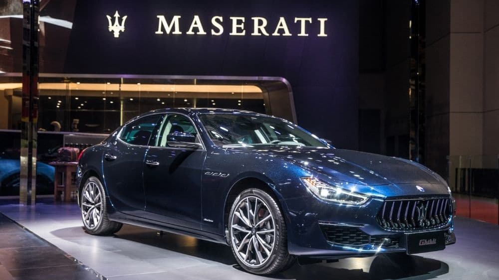 Maserati Ghibli blau bei einer Ausstellung