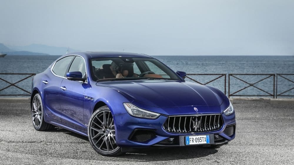 Maserati Ghibli blau an der Küste