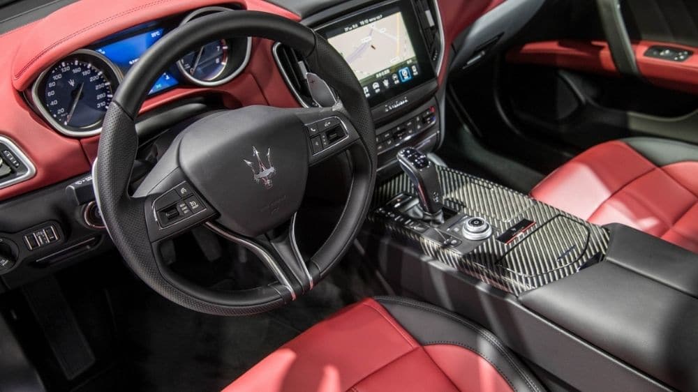 Maserati Ghibli interior in rot schwarz
