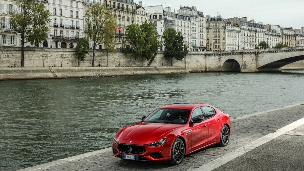 Maserati Ghibli rot am Flussufer
