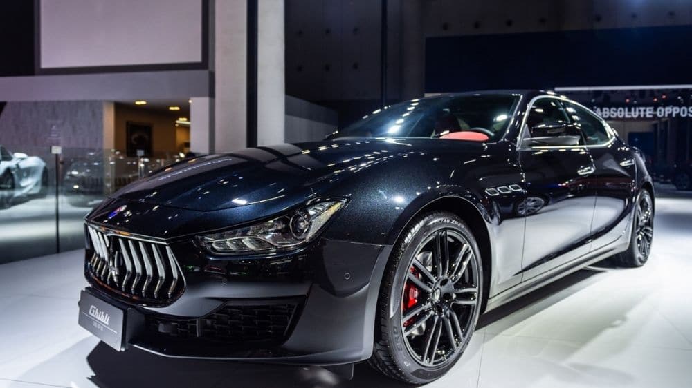 Maserati Ghibli schwarz bei einer Ausstellung