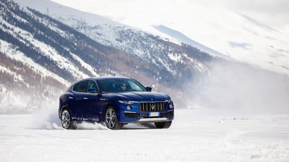 Maserati Levante blau auf Schnee