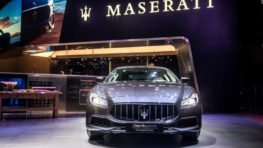 Maserati Quattroporte bei Ausstellung von vorn