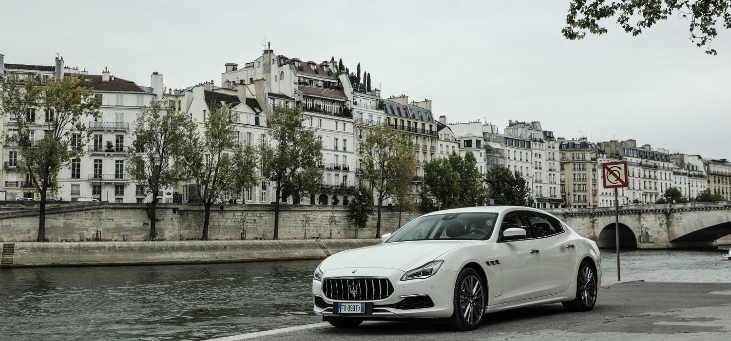 Maserati Quattroporte weiss am Flussufer