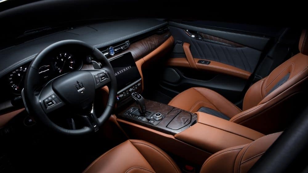 Maserati Quattroporte Blick auf Mittelkonsole und Lenkrad
