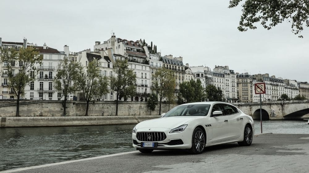 Maserati Quattroporte weiß am Flussufer