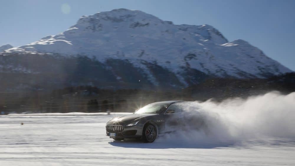 Maserati Quattroporte fährt durch Schnee