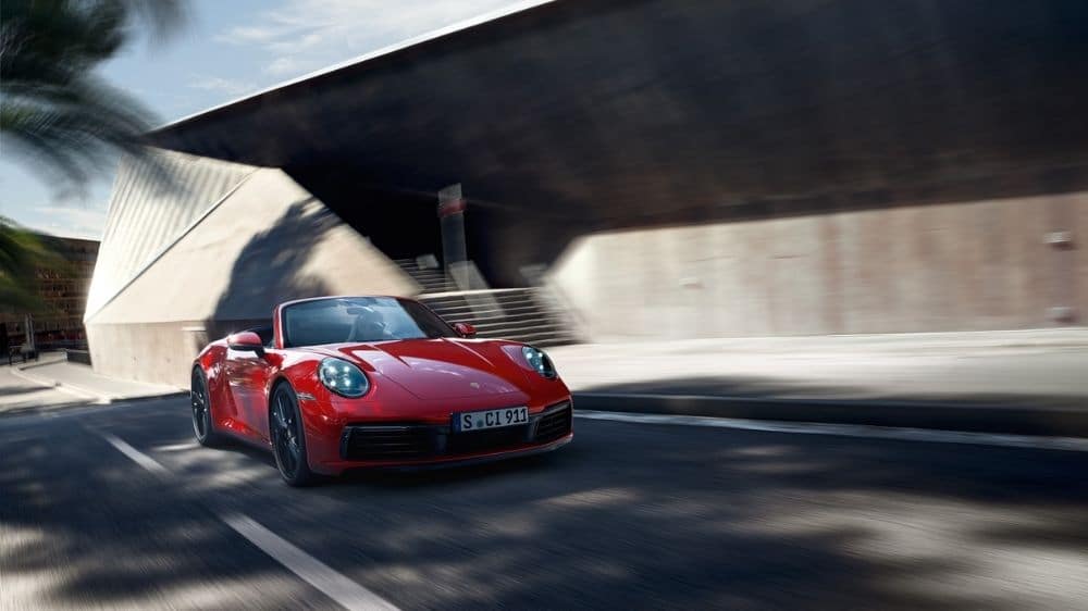 Porsche 911 rot auf der Straße