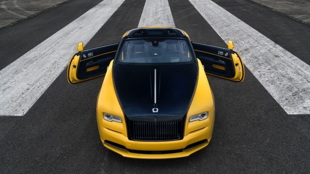 Rolls-Royce Dawn schwarz-gelb mit geöffneten Türen