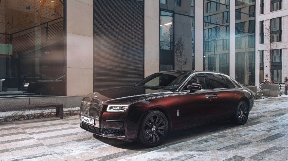 Rolls-Royce Ghost rot vor Haus