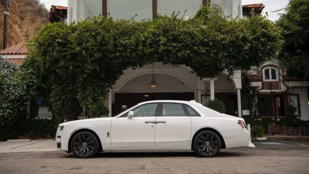 Rolls-Royce Ghost weiß von der Seite vor Gebäude