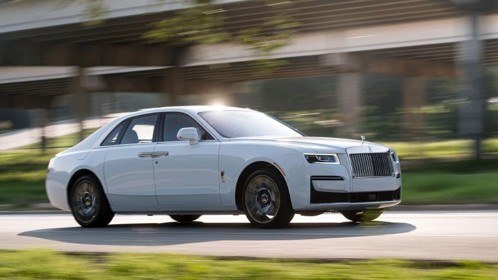 Rolls-Royce Ghost weiß fährt auf Straße
