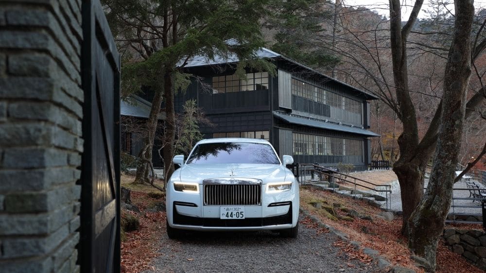 Rolls-Royce Ghost weiß vor Haus