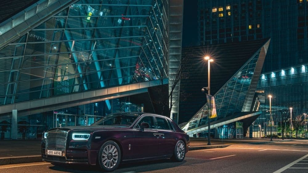 Rolls-Royce Phantom vor Glasgebäude