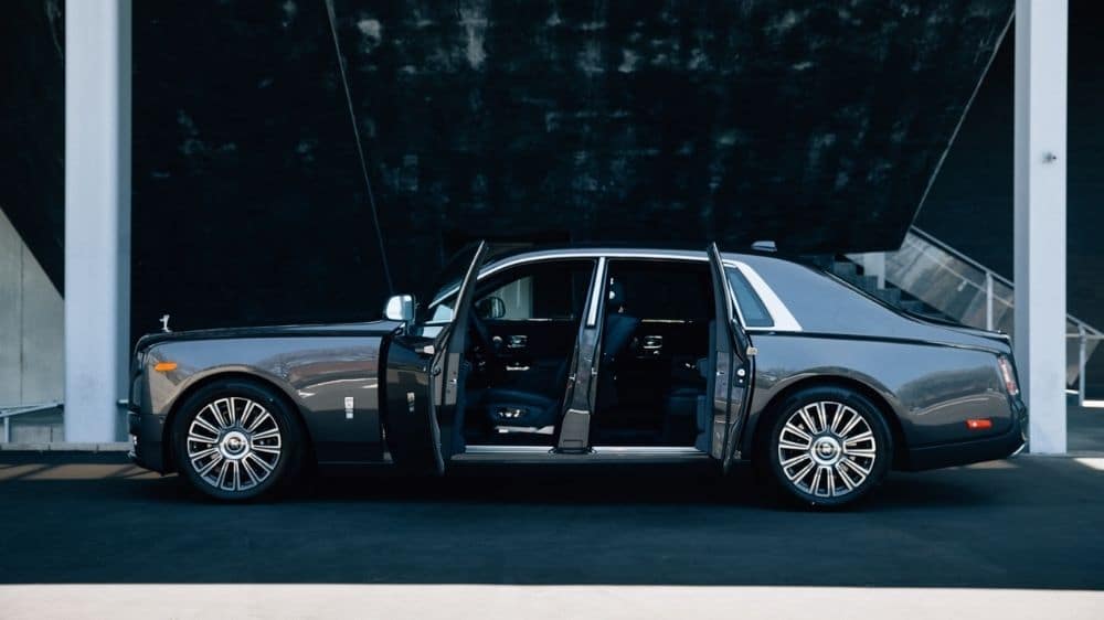 Rolls-Royce Phantom mit geöffneten Türen